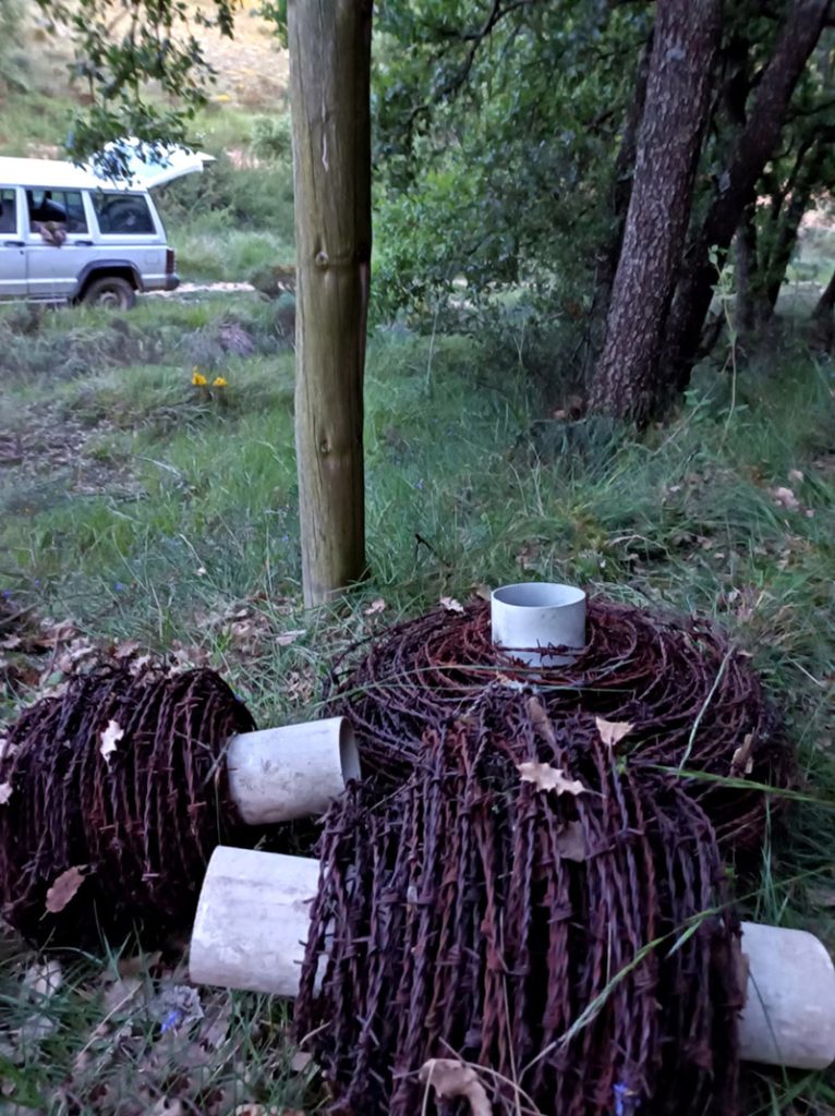 Retirando alambrada peligrosa