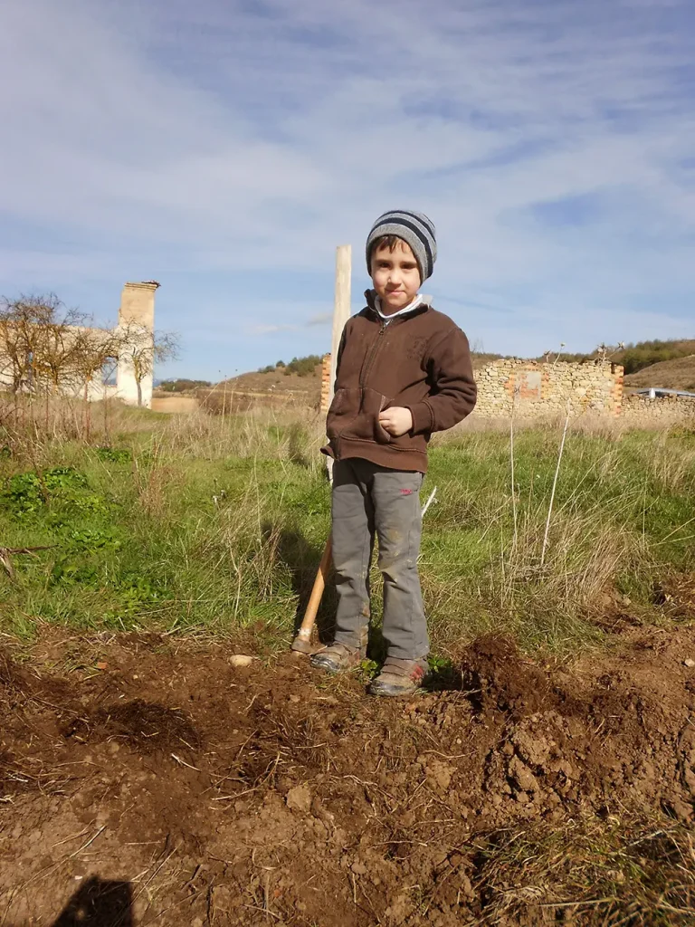 Niño para la reforestacion